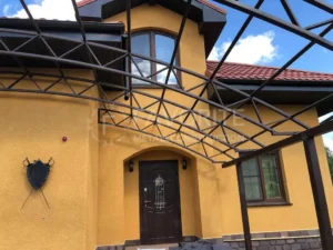 Полуарочные навесы: компромисс между стилем и удобством установки